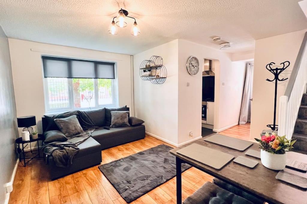 Urban Bliss Stylish Townhouse With Free Parking For A Convenient City Stay Liverpool Exterior photo