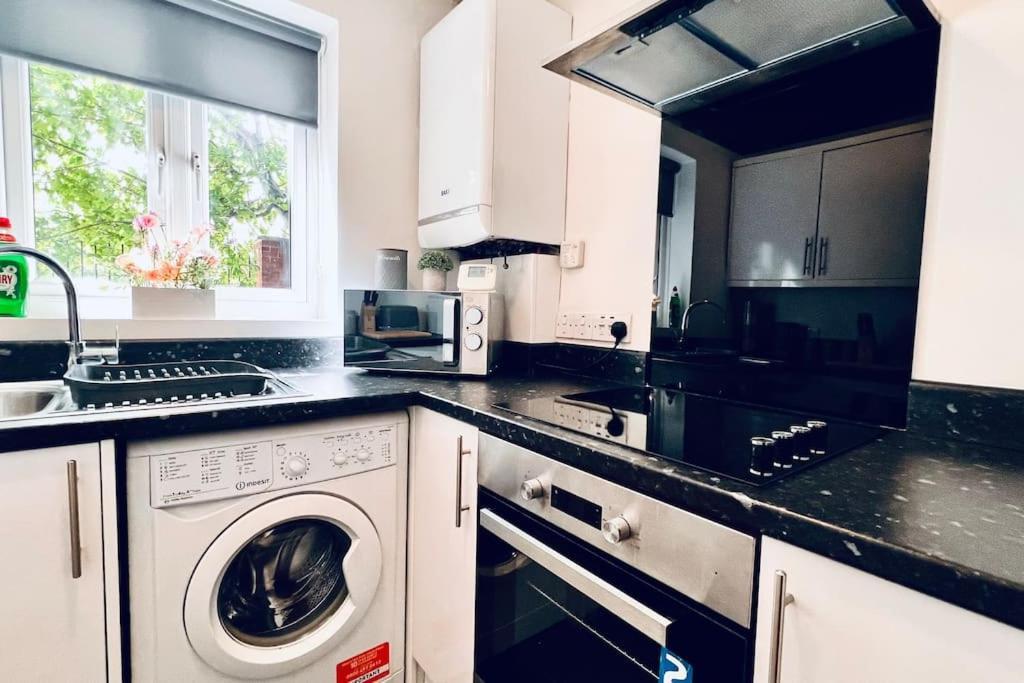 Urban Bliss Stylish Townhouse With Free Parking For A Convenient City Stay Liverpool Exterior photo
