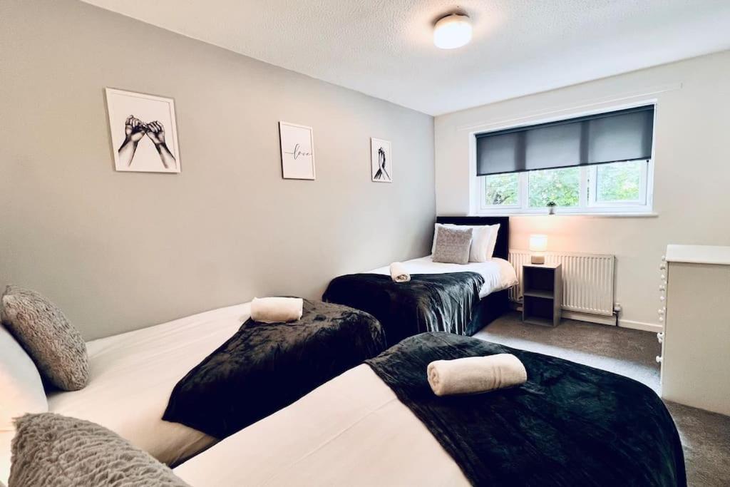 Urban Bliss Stylish Townhouse With Free Parking For A Convenient City Stay Liverpool Exterior photo