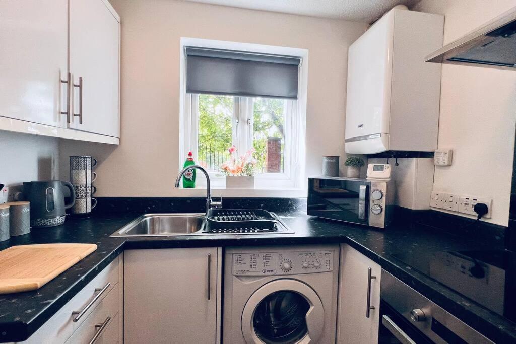 Urban Bliss Stylish Townhouse With Free Parking For A Convenient City Stay Liverpool Exterior photo
