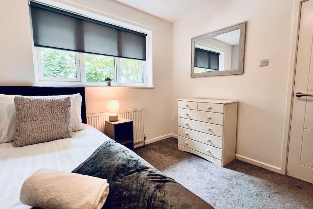 Urban Bliss Stylish Townhouse With Free Parking For A Convenient City Stay Liverpool Exterior photo