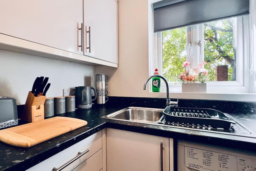 Urban Bliss Stylish Townhouse With Free Parking For A Convenient City Stay Liverpool Exterior photo