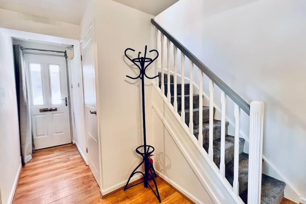 Urban Bliss Stylish Townhouse With Free Parking For A Convenient City Stay Liverpool Exterior photo