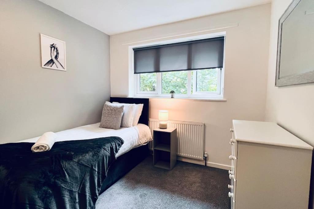 Urban Bliss Stylish Townhouse With Free Parking For A Convenient City Stay Liverpool Exterior photo
